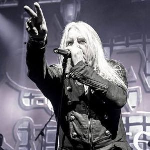 Vocalista do Saxon, Biff Byford divulga o álbum solo School of Hard Knocks