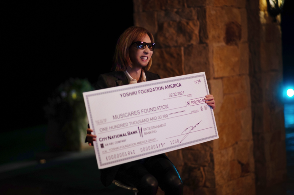 yoshiki awarding cheque